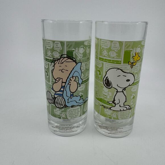 Peanuts Glasses 2011 Peanuts Worldwide Snoopy & Linus Drinking Glass Set of 2 - Picture 1 of 5